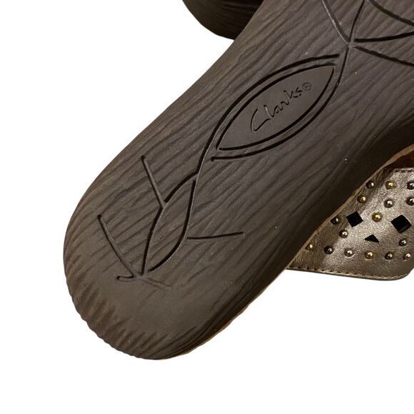 Clarks Artisan Thong Sandals Women 9.5 Gold Leather Studded Embellished Boho - Picture 7 of 10